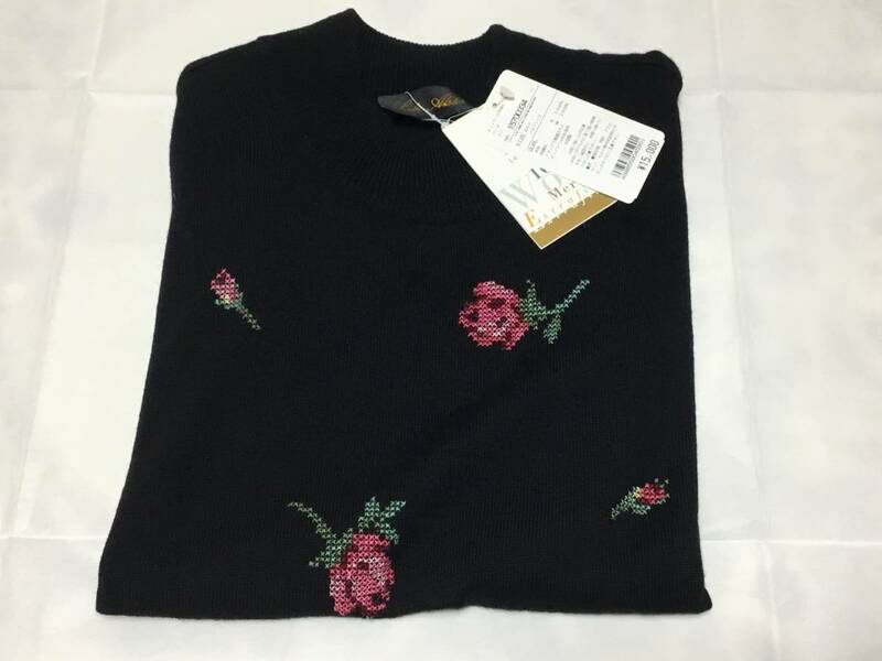 レイクアレスター　刺繍花柄の　タートルネック　半袖セーター　黒色　