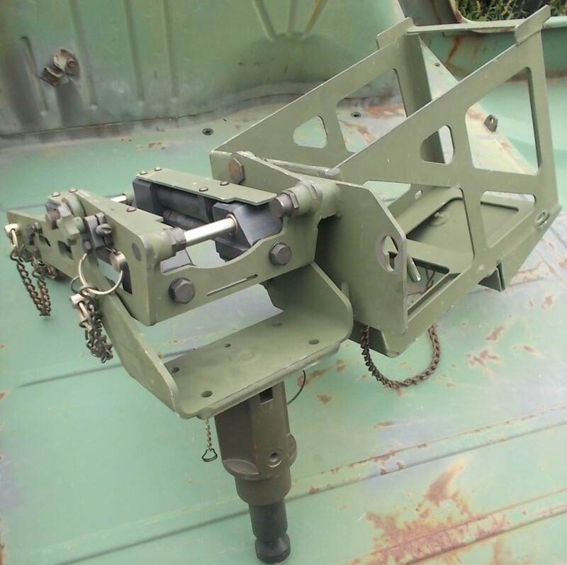 米軍 HMMWV ハンビ 用 クレイドル の 変換アダプタ