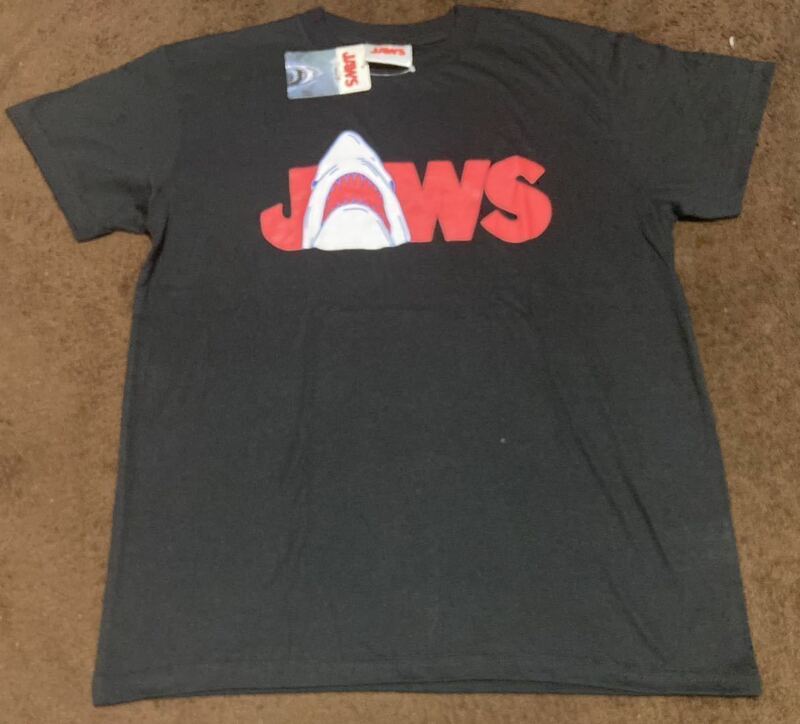 【Sサイズ】新品 完売品 JAWS シャツ 映画 タグ付き 正規ライセンス品 Tシャツ/ジョーズ スピルバーグ/USJ ユニバ着 c