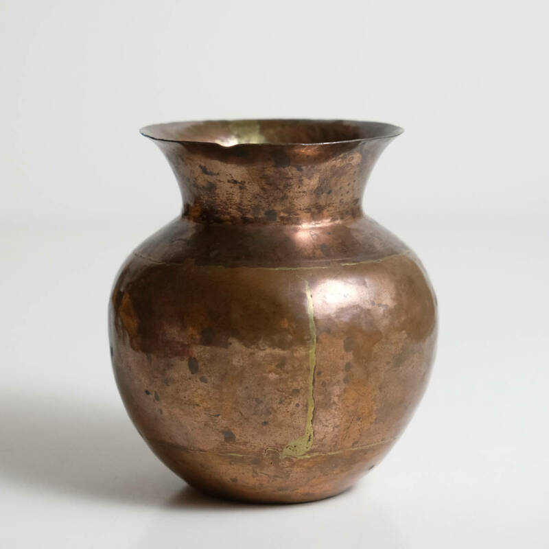 継ぎの有る銅製の壺 置物 オブジェ 古道具 古民芸 骨董 アンティーク 飾り 花器 花瓶などに 器