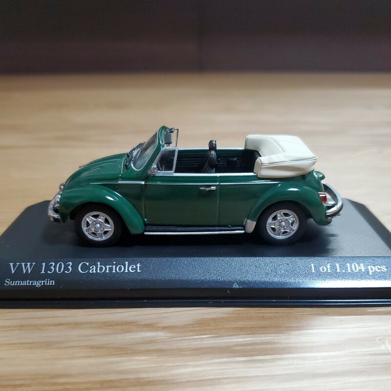 1/43 ミニチャンプス/Volkswagen Beetle 1303 Cabriolet 1972-77 Sumatragrun/フォルクスワーゲン ビートル カブリオレ モスグリーン