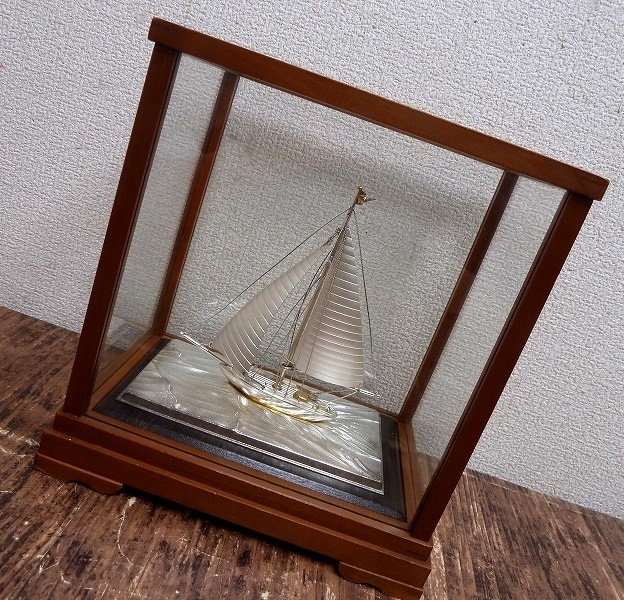 (☆BM)☆[SALE]銀細工 銀製 ヨット 帆船 シルバー アート ガラスケース 置物 オブジェ 日本 クラッシック 彫金 彫刻