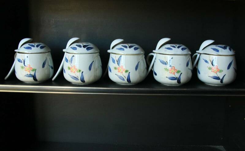 花柄陶器製のコーヒー・ティーカップ　蓋・スプーン付　5客セット