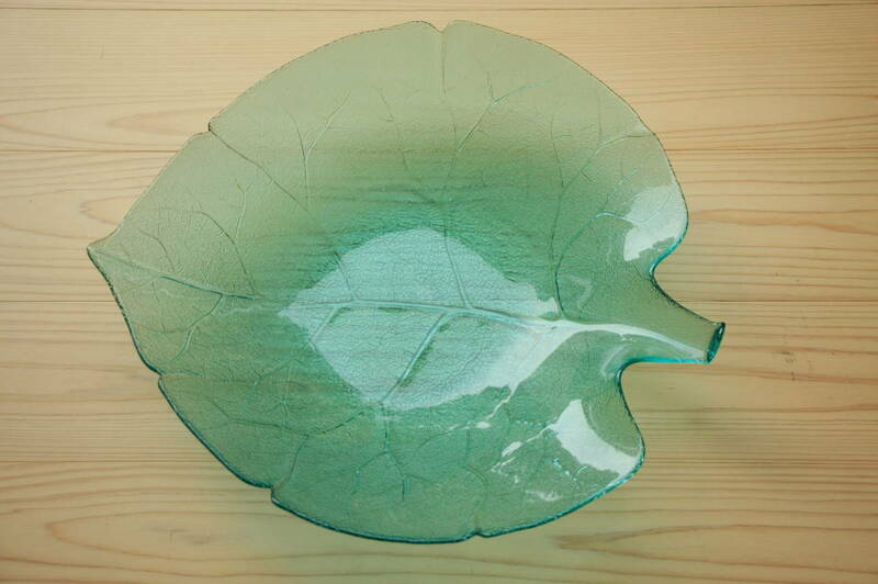 葉っぱの形の大型ガラス皿