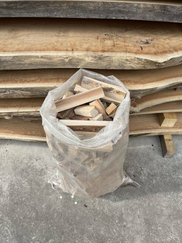 針葉樹　薪　燃し木　キャンプ　薪ストーブ　ガラ袋　いっぱい　乾燥材　約12㌔　引き取り限定　千葉