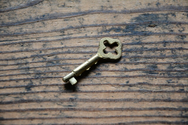 NO.8581 古い真鍮鋳物の鍵 41mm 検索用語→A25gアンティークビンテージ古道具真鍮金物カギかぎチャームキー錠扉ドア