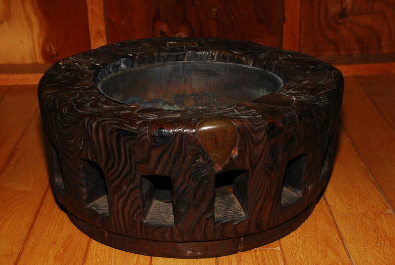 木製　火鉢　透かし彫り 直径：46.0cm