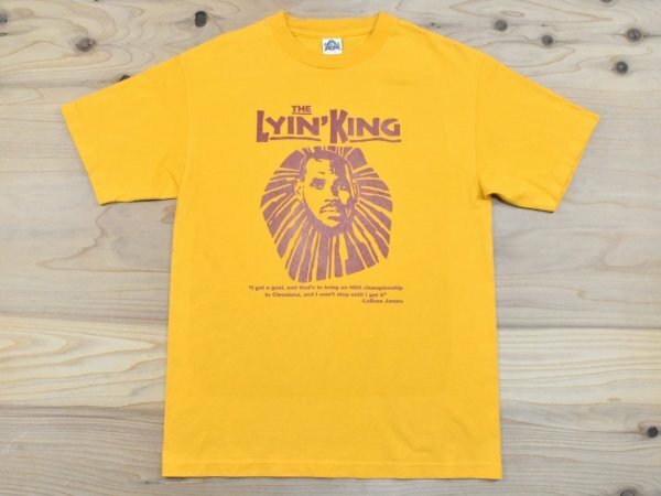 レアUSA古着 NBA レブロンジェームズ ライオンキング パロディ Tシャツ sizeM 黄色 イエロー LYIN' KING アメリカ アメカジ スポーツ