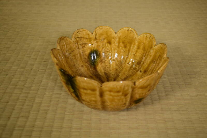 【和】(6105)　時代古作　古瀬戸　黄瀬戸菊形菓子器　鉢　茶道具