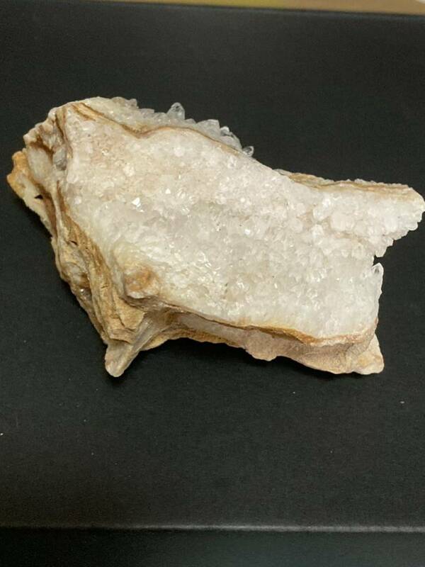 天然石　水晶(日本産)原石　重量　約　260㌘　縦約　4.2㌢　横約　6.7㌢　高さ約　10.3㌢　V1