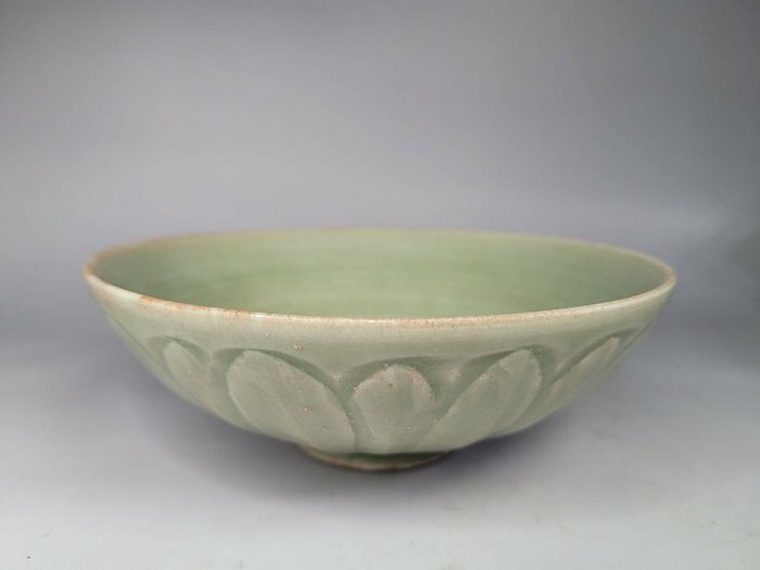 中国 唐物 古瓷 時代物 宋代花卉紋蓮瓣青瓷碗