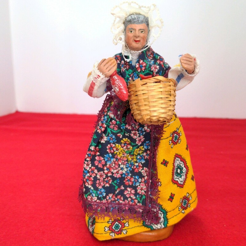 アンティーク サントン ドール SANTONS ISIS 置物 飾り物 人形 レトロ FRANCE フランス製 老婦人フランス製 魚をを持った女性 高さ約15cm