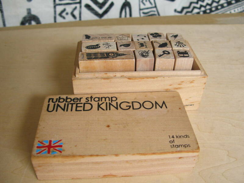 ラバースタンプ１４種類　木箱入り UNITED KINGDOM ヴィンテージ箱サイズ約11.5x6.5x6.8cm　(s325)