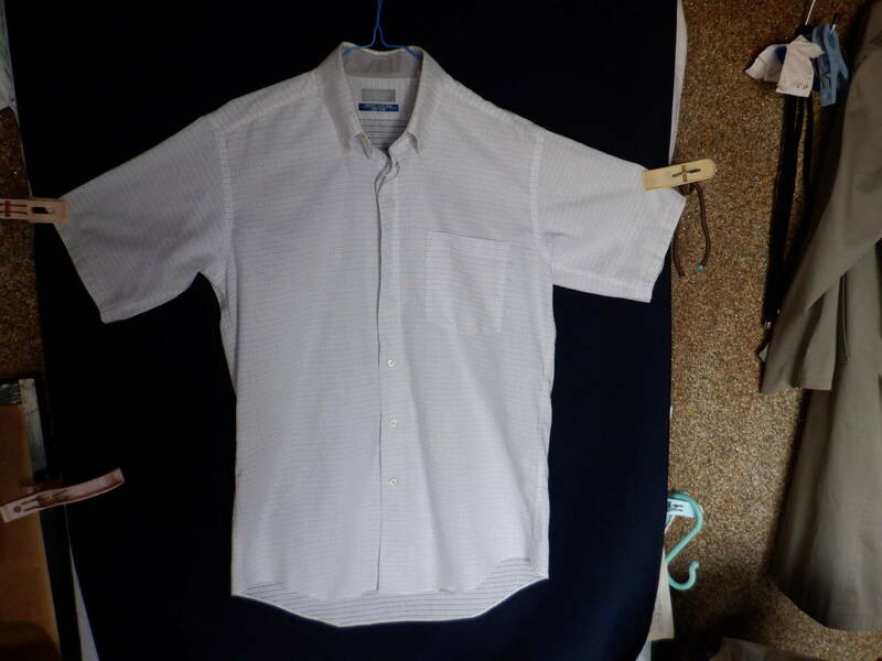 ＹＵＫＩ　ＴＯＲＩＩ　 鳥居 ユキ 　 半袖 シャツ 　　形態安定シャツ　　オフホワイトに点　　　麻、綿　　　Ｍサイズ　　