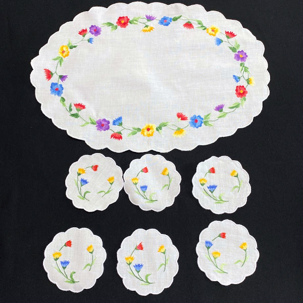 ★未使用★新品【ハンドメイド】手刺繍＊テーブルセンター+コースター６枚