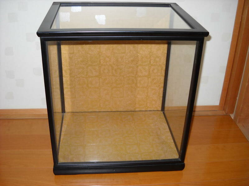 日本人形　ガラスケース　金の背面　約35.3ｘ28ｘ39cm　木枠　コレクション収納　保管　フィギュア　推し活　ショーケース