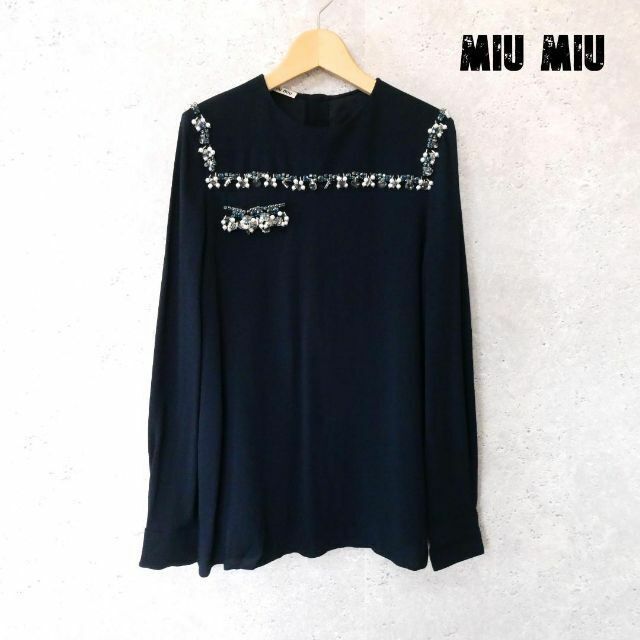 美品 MIU MIU ミュウミュウ サイズ40 ビジュー 装飾 バックボタン クルーネック 長袖 シャツ ブラウス 紺 ネイビー
