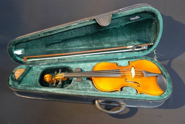 d115 Kanak Brand バイオリン ヴァイオリン 弦楽器 ハードケース付 寸法:幅約19cm 高さ約53cm 奥行約9cm/140