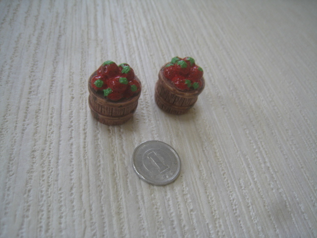 ミニチュア　イチゴ　収穫樽　２個　苺　ミニグッズ　フィギュア　レジン　人形　箱庭　盆栽　置物　苔　テラリウム　装飾品 