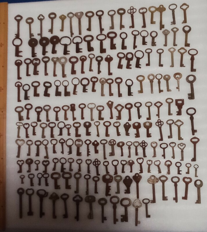 　★　旧家からの初出し　小大色々な大きさの古い鍵　186個 その5　錠前　時計　箪笥　玄関ドア　その他色々