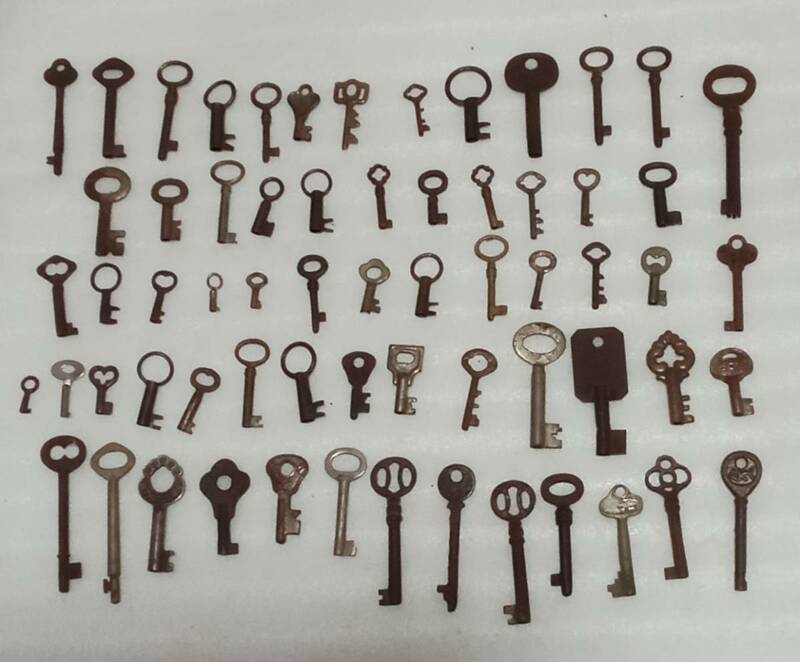 　★　旧家からの初出し　大小、色々な古い鍵　64個 その6　錠前　時計　箪笥　玄関ドア　その他色々