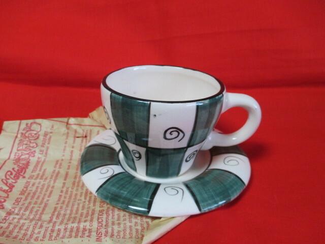 ★デミタスカップ　ソーサー　手描き　格子柄　陶器　緑　黒　ユニーク　イタリア　　渦巻　新品美品