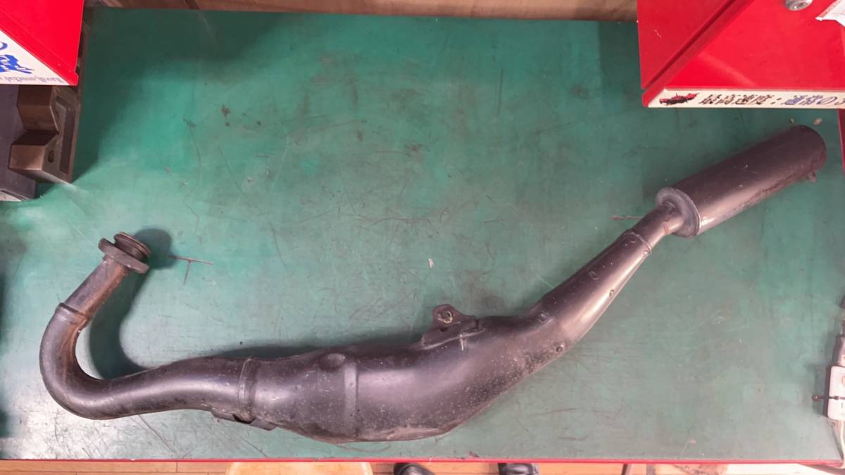 大阪より YAMAHA ヤマハ TZR250　初期型　１KT　純正マフラー 左側　１４７１１　キズ・汚れ多数　手渡し可能です 送料無料