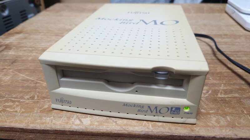 富士通 SCSI MOドライブ　640M ジャンク