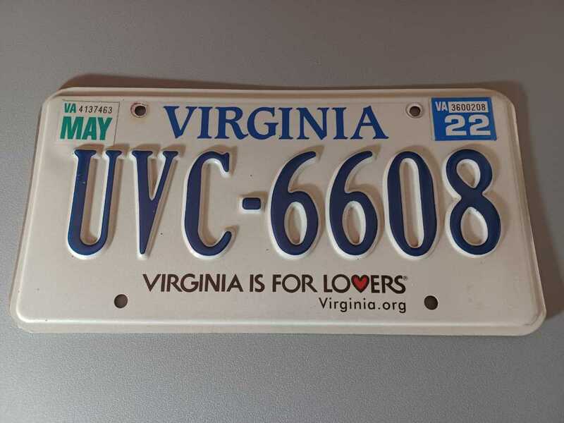アメリカ の 車 の ナンバー プレート　ヴァージニア 州　UVC　6608　VIRGINIA