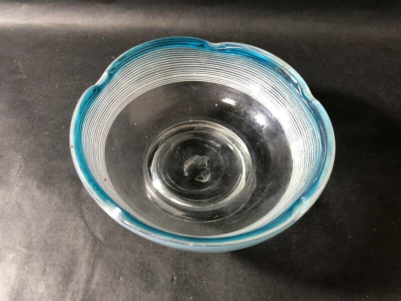 アンティーク　大正ガラス　吹きガラス　ブルーに白い螺旋文様　ガラス鉢　氷カップ　氷コップ　あめや瓶　レトロガラス