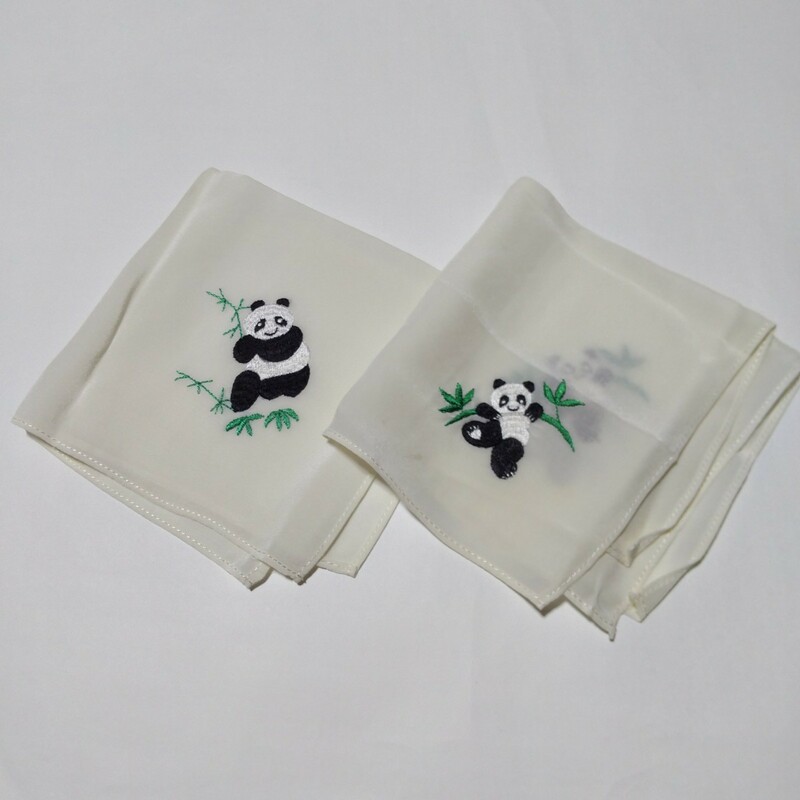 パンダの刺繍入りの素敵なシルクハンカチ/ポケットチーフ　2枚セット　ホワイト　新品　訳有　絹　ファッション小物　白　高品質　スカーフ