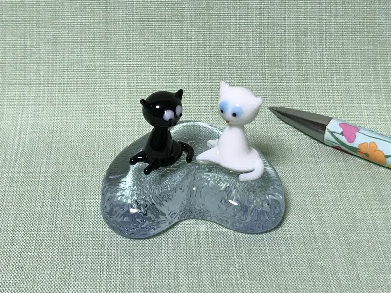 猫のペーパーウェイト ハート形　黒猫　白猫 キャット 置物　ねこ　ネコ　ガラスの重りかわいい