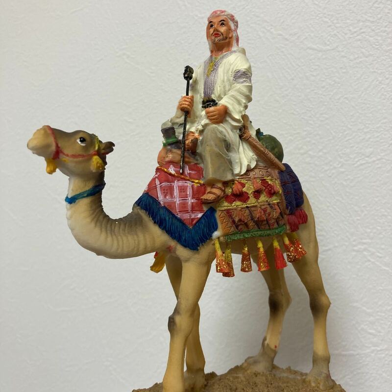 【未使用】アラブ ラクダ 旅人 置き物 置物 インテリア 砂漠 商人 お土産 飾り物 ドバイ UAE プラスチック 海外 製 アラジン アンティーク