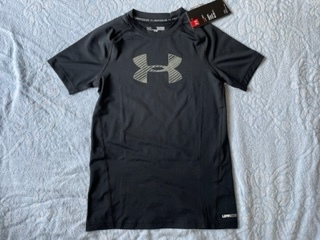 新品★アンダーアーマー★半袖シャツ★YLG/150★黒・ビッグマーク★アンダーシャツ★UNDER ARMOUR 