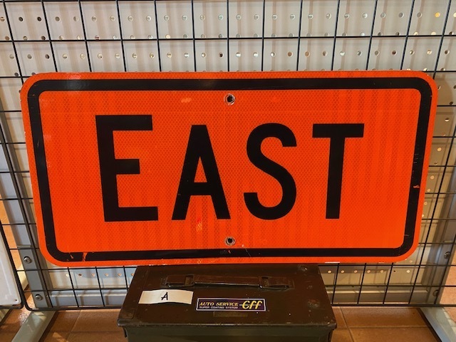 EAST A ロードサイン 東進道路 道路標識 本物 イースト トラフィックサイン アメリカ雑貨 輸入雑貨 カリフォルニア E90 本物 ロサンゼルス