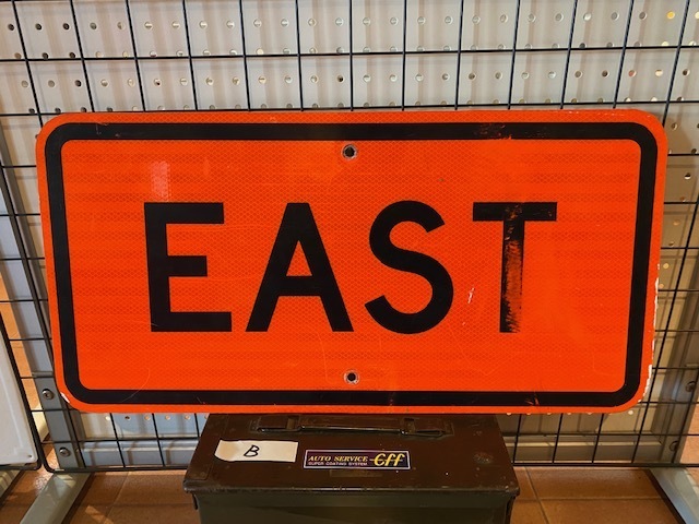 即決 道路標識 本物 ロードサイン EAST B 東進道路 イースト トラフィックサイン アメリカ雑貨 輸入雑貨 E91 本物 ロサンゼルス CAL LA