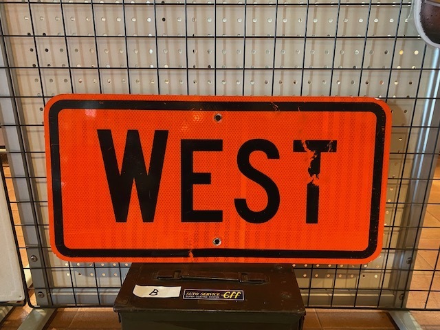 即決 インテリア 道路標識 本物 ロードサイン WEST B 西進道路 イースト トラフィックサイン アメリカ雑貨 輸入雑貨 カリフォルニア E94
