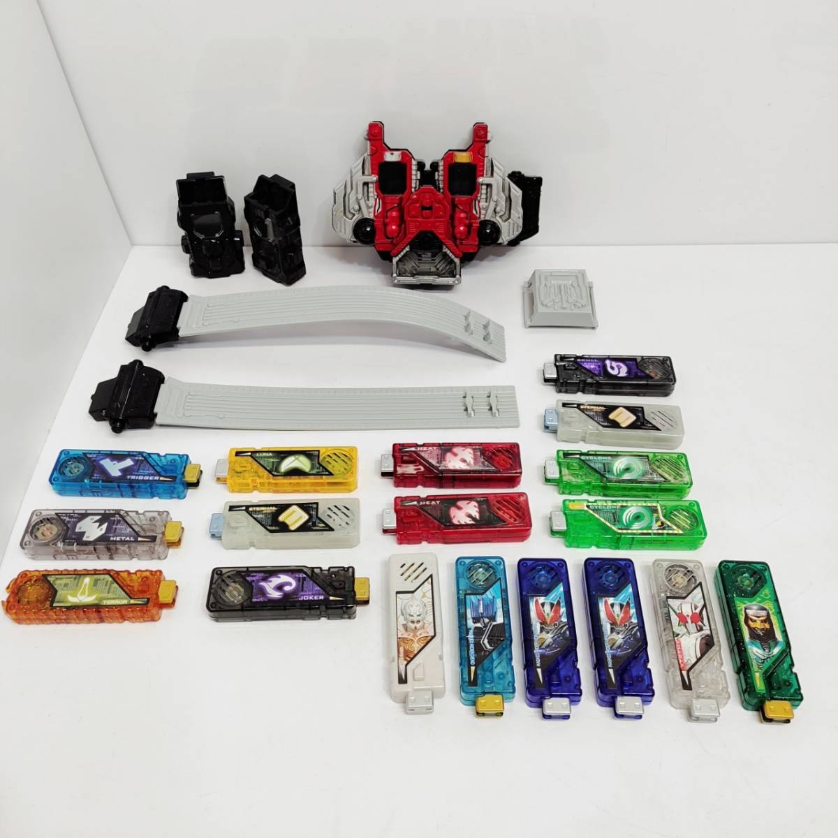 ●動作品 仮面ライダーダブル 変身ベルト DXダブルドライバー&ガイアメモリ 18点 エターナル スカル ヒート ジョーカー BANDAI W M938