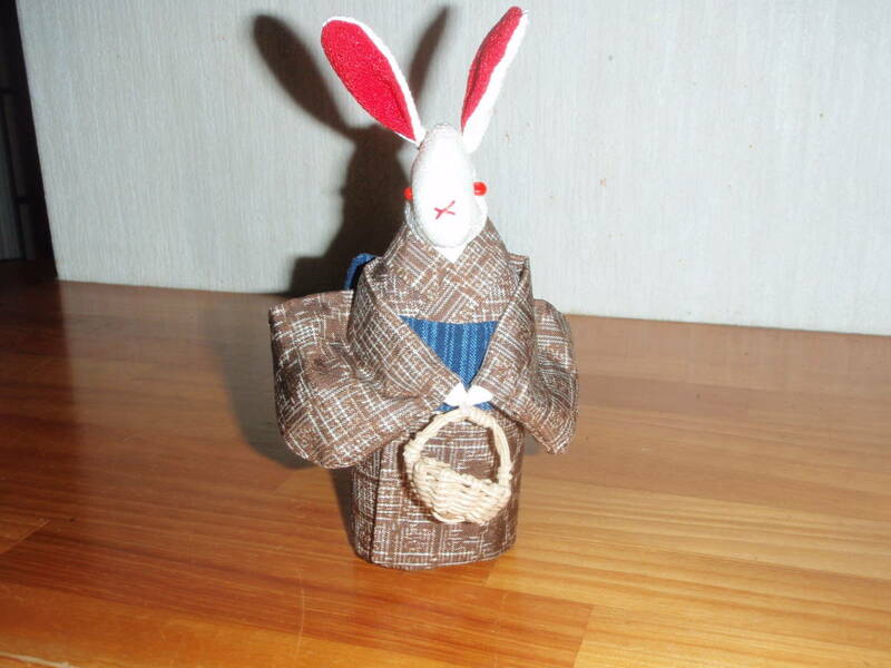『即決 手作り 縮緬のウサギさん 大島紬・茶・かご』 