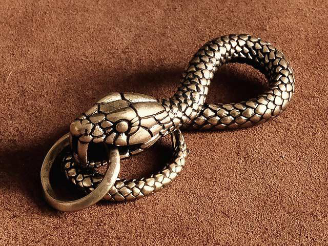 真鍮 ヘビ キーホルダー（ゴールド） 蛇 スネーク キーリング キーチェーン ベルトループ ストラップ 縁起物 干支 チャーム ブラス 爬虫類
