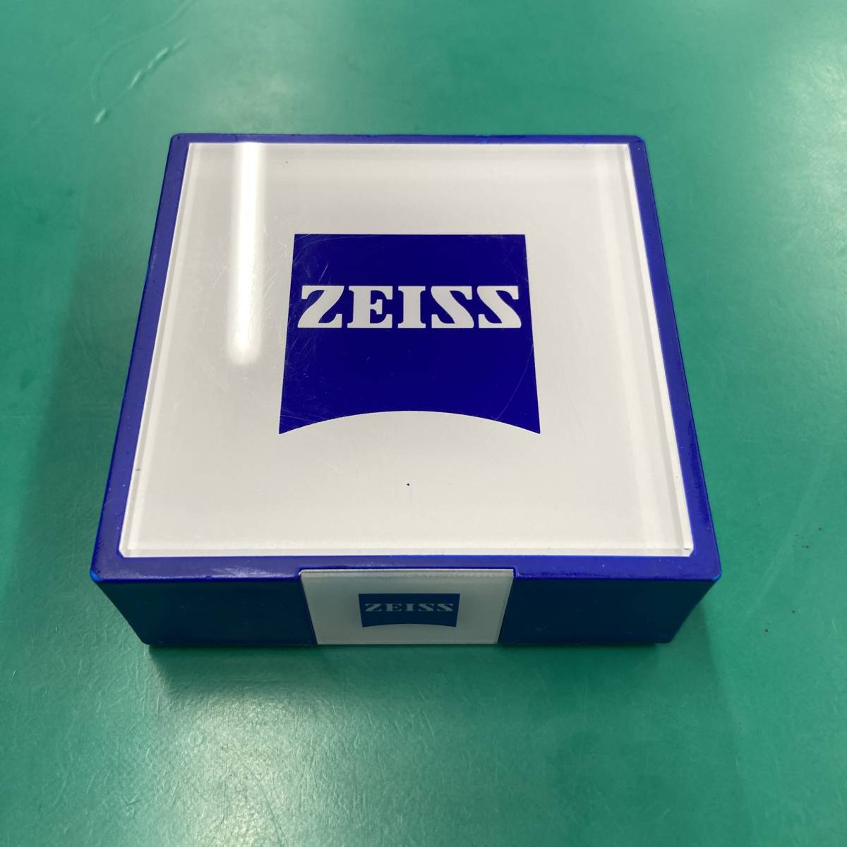 ★ ZEISS ロゴ入り ディスプレイ台 中古品 R01417