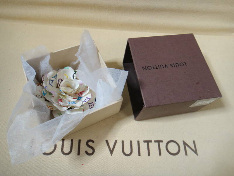 美品　ルイヴィトン製　コサージュ　モノグラム　ブローチ　ホワイト マルチカラー　LOUIS VUITTON