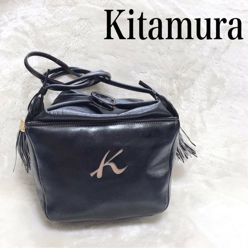 Kitamura キタムラ 変形型 ショルダーバッグ オールレザー フリンジ クロスボディ ボックス 斜め掛け ブラック 黒 ロゴ ブランド