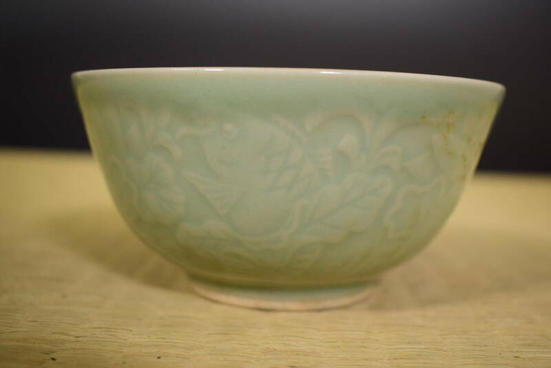 【和】(6247)　中国古玩　唐物　青磁魚文陽刻茶碗　在銘有　茶道具