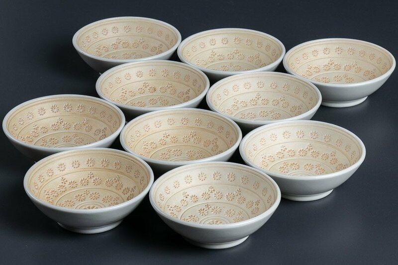 【うつわ】『 花文陰刻小鉢 小皿 10客 10435 』 10個組 料亭 日本料理 懐石 会席 和食器 うつわ 器 焼物 陶器 磁器 陶磁器