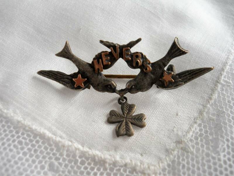 フランス製アンティーク 四つ葉のクローバーを咥えた二羽の小鳥 ブローチ グランドツアー