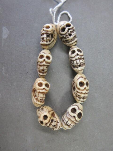 47★　骨 ドクロ 骸骨 スカル ガイコツ　根付 念珠 数珠 製作 部品 　８個　まとめて ブレスレット ネックレス