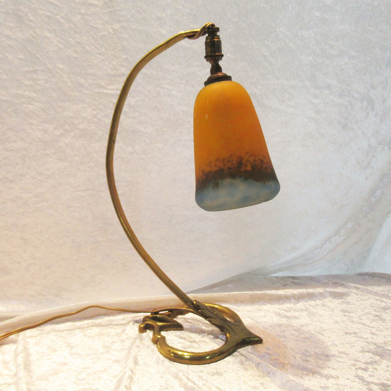 【ランプシェード・電傘】ミューラーのランプ 台は真鍮製 アールヌーボー 電球付き 金具付き ガラス工芸品 骨董品 アンティーク