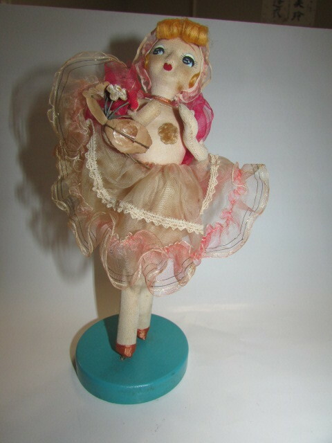 即決商品( 旧家・蔵出し）（　レトロな木台に乗る・花籠を持つ女性像　）貴重・珍品