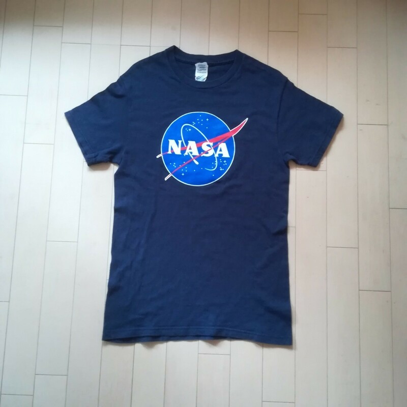 送料込み　即決　NASA　半袖Tシャツ　メンズS　キッズ　レディースにも　プリントTシャツ　Tシャツ　ネイビー　紺　半袖